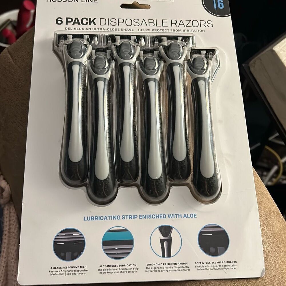 The Hudson Line 6 Pack Disposable Razors with Lubricating Strip Enriched with Al